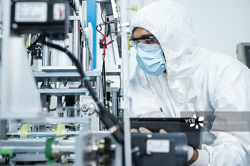 医疗口罩工厂自动化生产线上的技术员：生产过程控制与质量管理体系概念图片素材