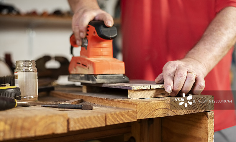 木匠使用现代工具图片素材