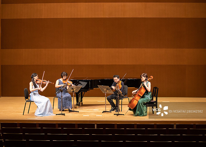 一群音乐家在古典音乐会上演奏乐器图片素材