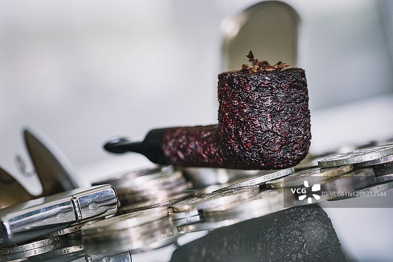 饰有硬币的Castello Sea Rock Shape 10意大利烟斗图片素材