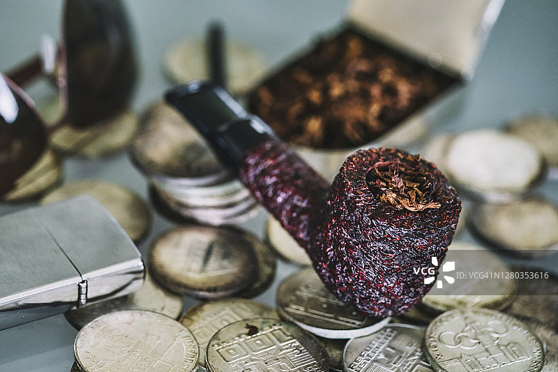 饰有硬币的Castello Sea Rock Shape 10意大利烟斗图片素材