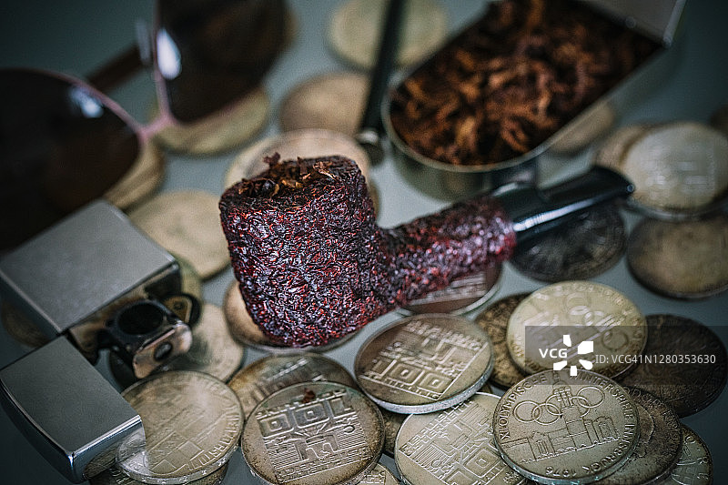 饰有硬币的Castello Sea Rock Shape 10意大利烟斗图片素材