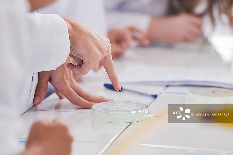 科学家/研究人员在实验室分析材料图片素材