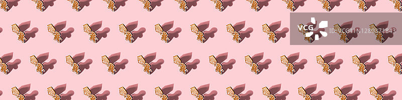 粉色背景上的姜饼人图案图片素材