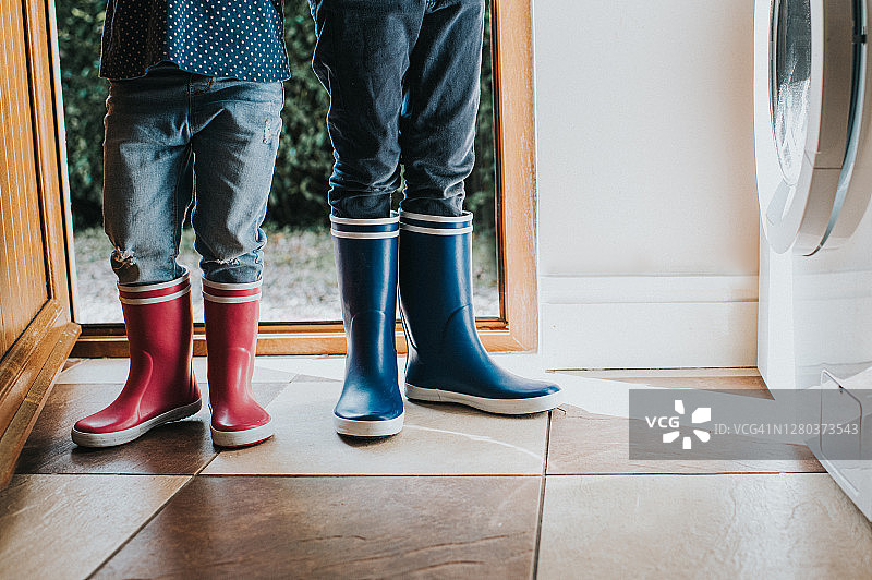 男孩和女孩在杂物间穿雨靴图片素材