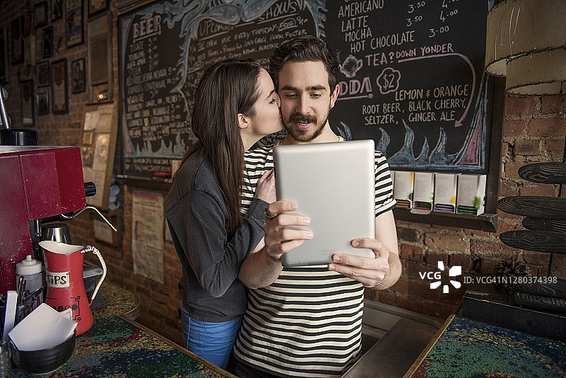 在咖啡店工作的年轻夫妇图片素材