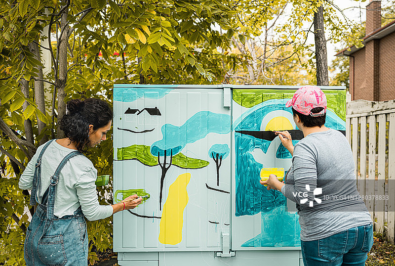 正在工作的女性壁画家图片素材