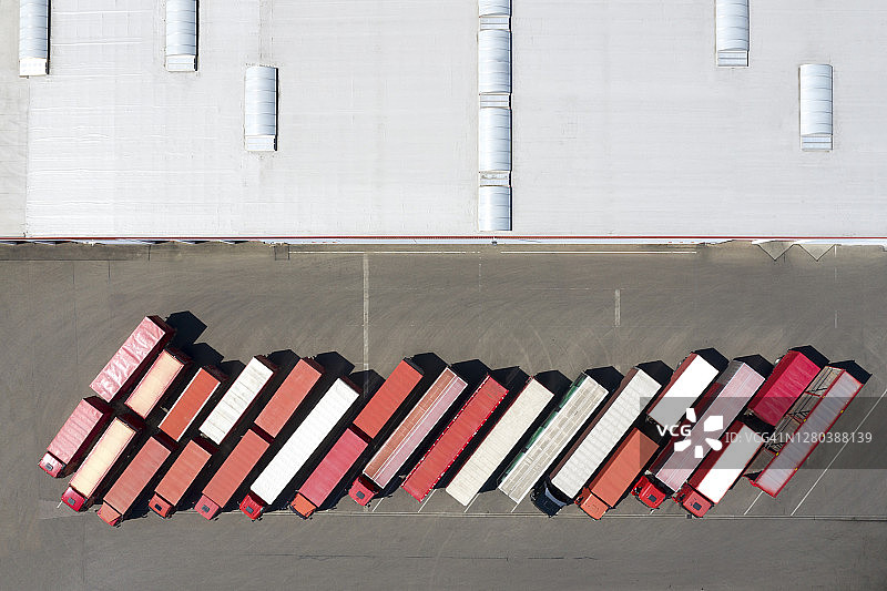 卡车和配送仓库的鸟瞰图图片素材