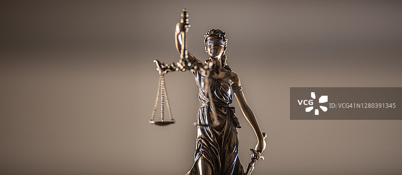 正义女神雕像与天平图片素材