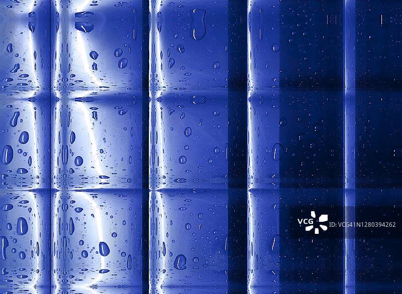 覆盖着雨滴的蓝色塑料图片素材