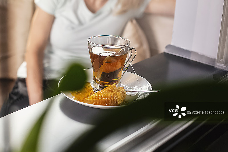 女人喝蜂蜜洋甘菊茶图片素材