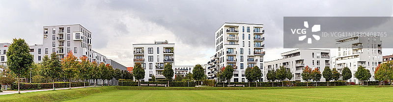 秋末住宅区中的现代公寓楼城市景观图片素材