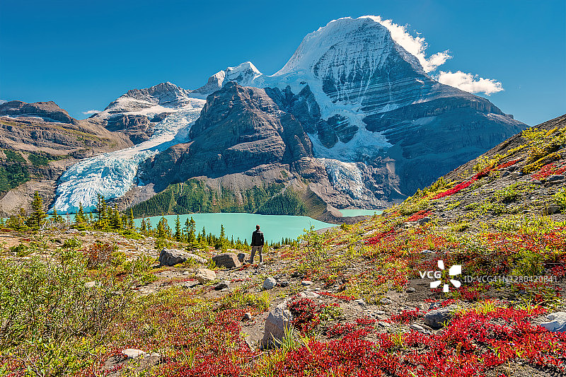 徒步者欣赏加拿大落基山脉罗布森山的景色图片素材