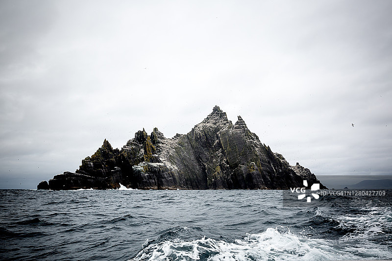 爱尔兰凯里郡海岸外的斯凯利格迈克尔岛图片素材