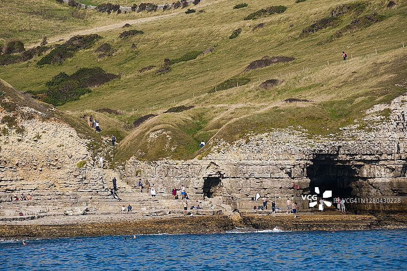 从斯瓦尼奇海边看到的舞动石架，多塞特郡，侏罗纪海岸，英国图片素材