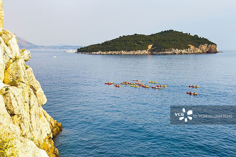杜布罗夫尼克海上皮划艇，游客划过布扎酒吧和洛克鲁姆岛，杜布罗夫尼克，克罗地亚图片素材
