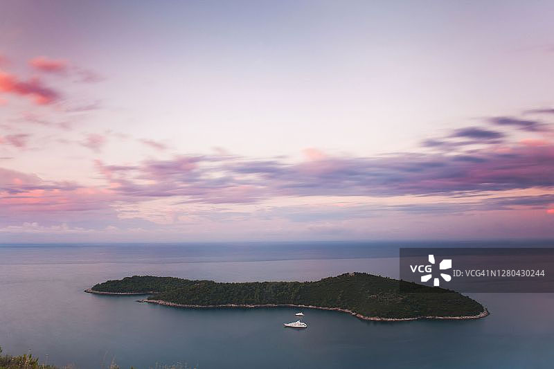 日出时分的洛克鲁姆岛照片，位于克罗地亚达尔马提亚海岸的杜布罗夫尼克图片素材