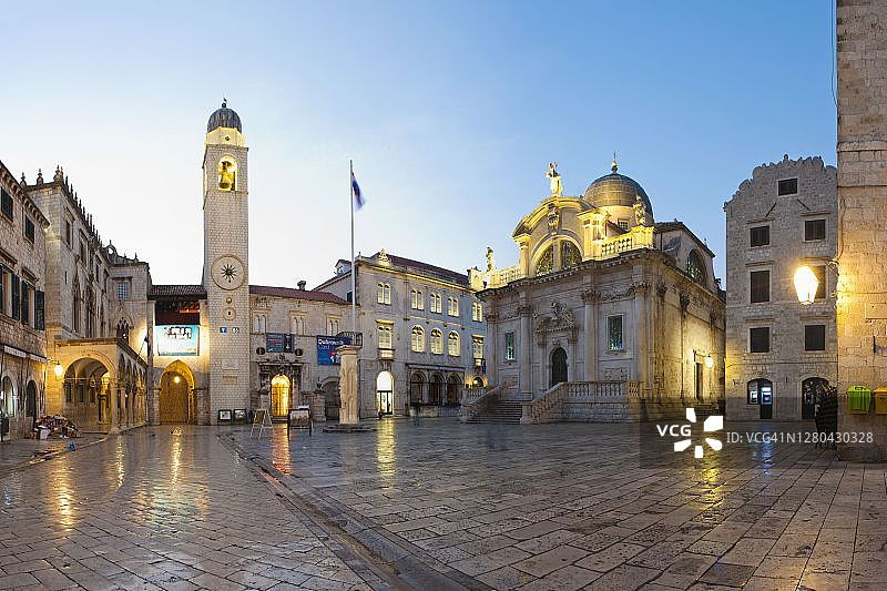 圣布莱斯教堂和杜布罗夫尼克城市钟楼照片，位于杜布罗夫尼克老城斯特拉顿大街上，夜间，达尔马提亚，克罗地亚图片素材