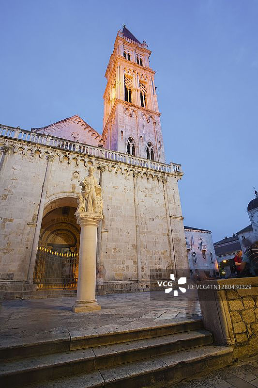 克罗地亚特罗吉尔圣劳伦斯大教堂夜景照片图片素材