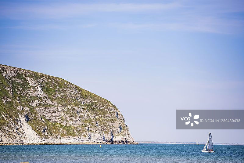 英格兰多塞特郡斯瓦尼奇海滩白色悬崖下的帆船，侏罗纪海岸，欧洲图片素材
