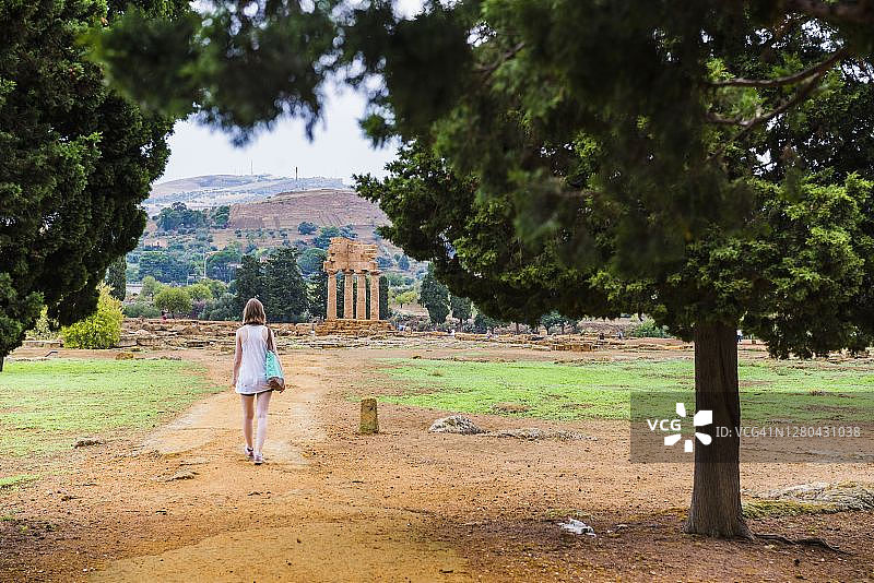 游客参观神殿谷、卡斯托和波吕克斯神庙、阿格里真托、西西里岛、意大利、欧洲图片素材