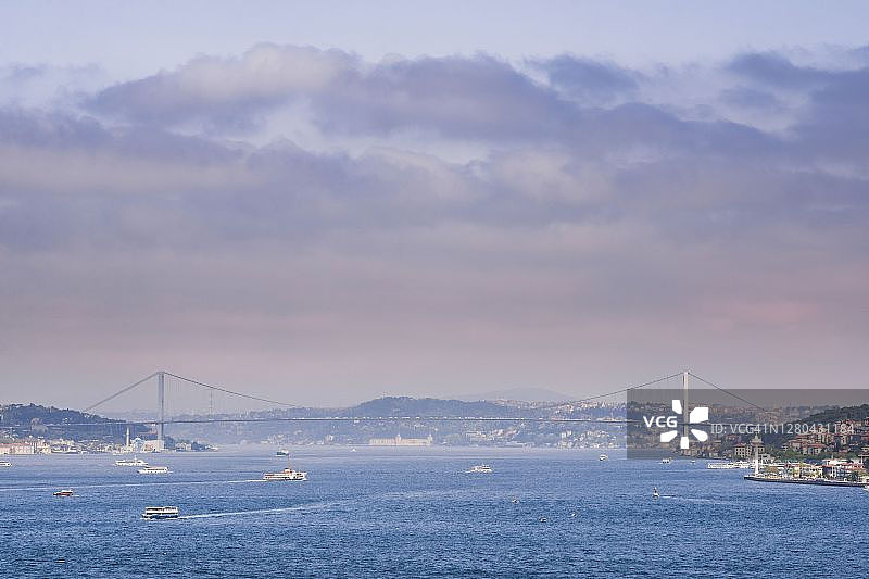 博斯普鲁斯海峡上的悬索桥，左侧为伊斯坦布尔欧洲区，右侧为亚洲区，土耳其图片素材