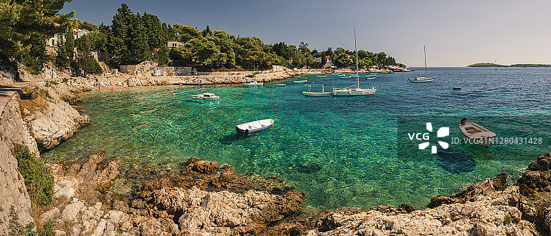 赫瓦尔岛亚得里亚海清澈海面上船只的全景照片，亚得里亚海岸，达尔马提亚，克罗地亚图片素材