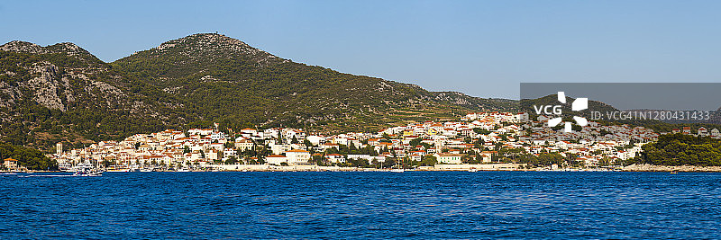 克罗地亚赫瓦尔岛，地中海赫瓦尔镇全景照片图片素材