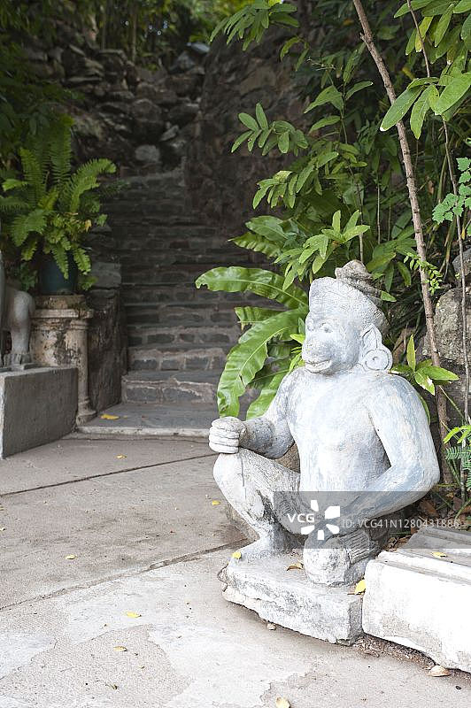 柬埔寨金边王宫银塔的石猴守卫雕像图片素材