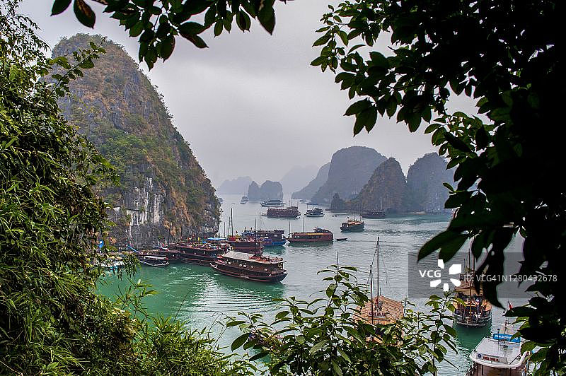 越南下龙湾的游船之旅图片素材