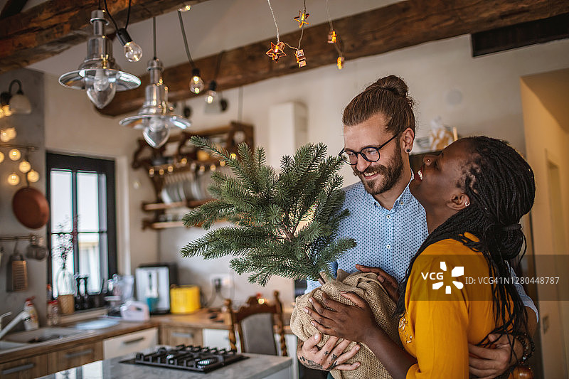 混血情侣准备圣诞节图片素材