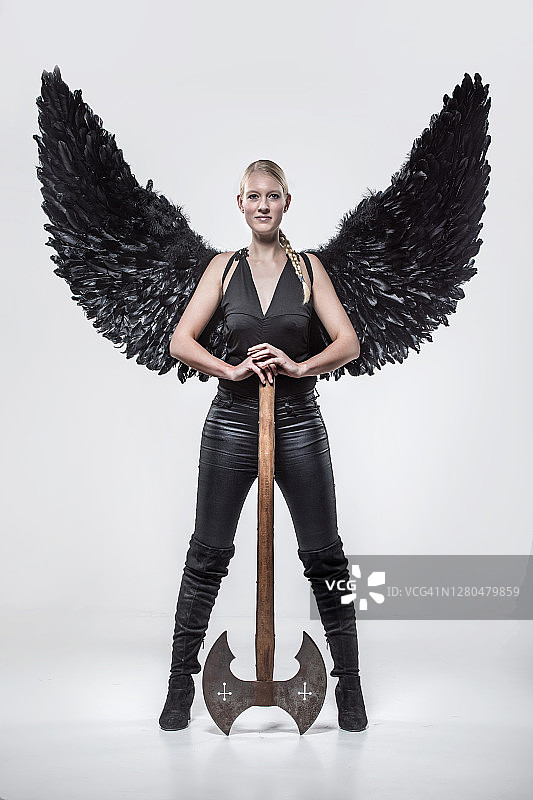 演播室里戴着黑色翅膀的金发维京女战士图片素材