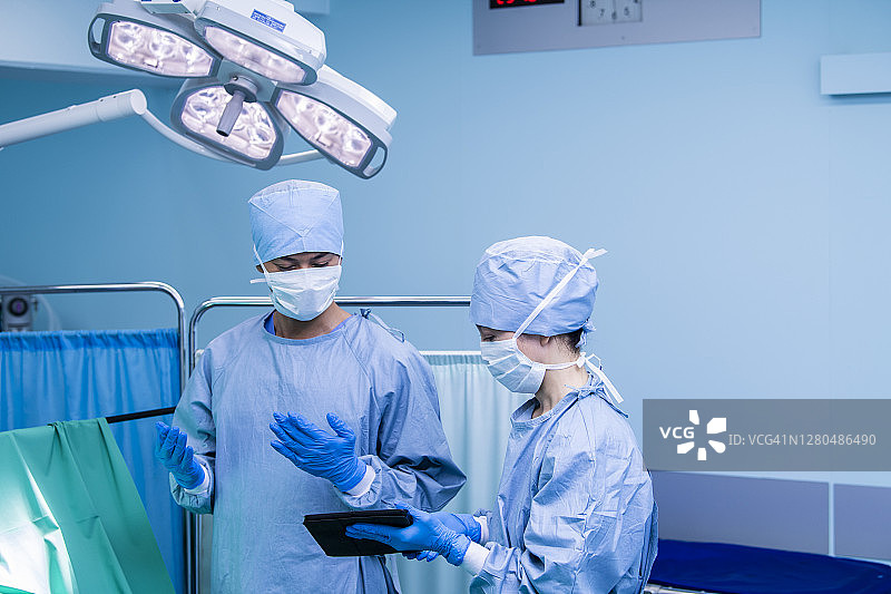 医生确认患者信息图片素材