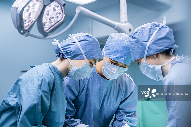 医生在手术中交谈图片素材