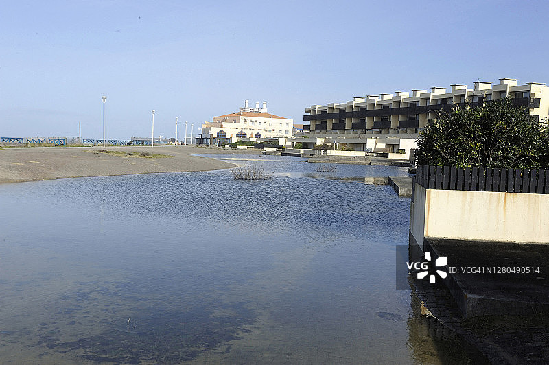 法国西南，拉卡诺海洋，海滨建筑前的洪水（2014年1月-2月）图片素材