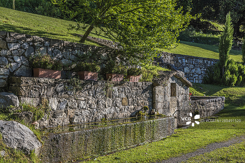 西班牙加泰罗尼亚比利牛斯山脉：托尔特利亚的喷泉图片素材