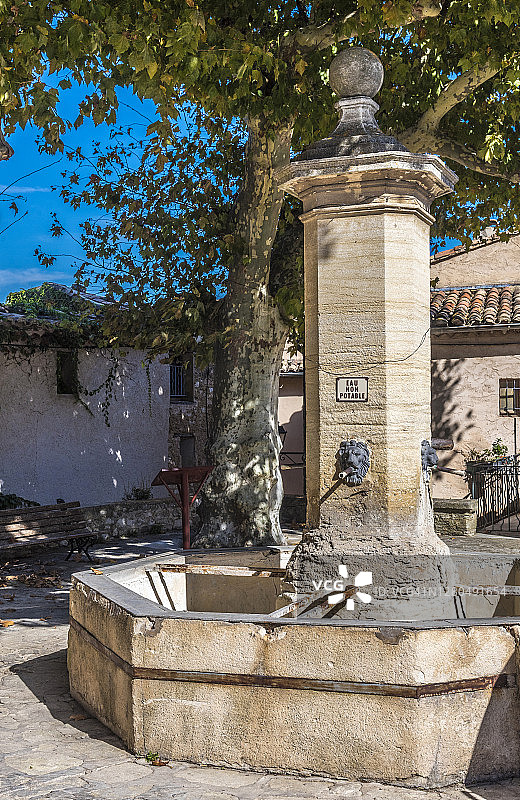 法国普罗旺斯沃克吕兹巴鲁克斯喷泉图片素材