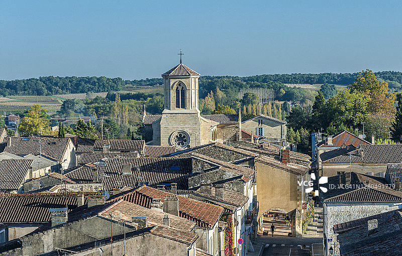 法国，吉隆德，双人区中心，圭亚那苏维耶尔的巴士底(13世纪)(圣詹姆斯路)，圣母院教堂钟楼的半空中俯瞰(历史纪念碑)图片素材