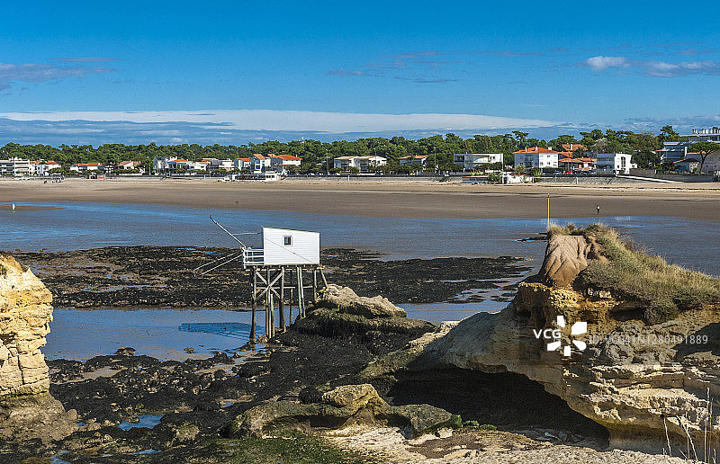 法国滨海夏朗德圣乔治-德-迪多讷海鸥岛岩石和高跷渔棚图片素材
