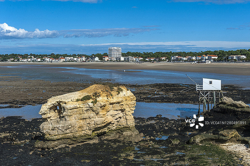 法国滨海夏朗德圣乔治-德-迪多讷海鸥岛岩石和高跷渔棚图片素材