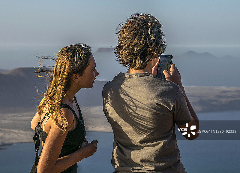 西班牙加那利群岛兰萨罗特岛：从瞭望台拍摄的格拉西iosa岛和蒙塔纳克拉拉岛图片素材