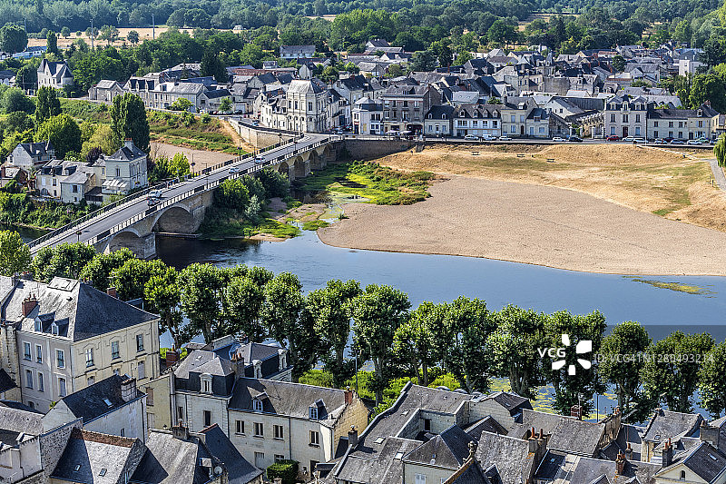 法国中央-卢瓦尔河谷地区从希农皇家堡垒看维埃纳河和圣雅克郊区图片素材