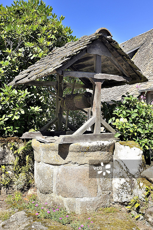 法国利穆赞科雷兹省米吉尼亚克村庄的带盖水井图片素材