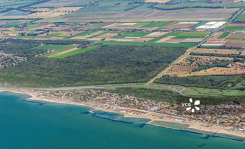 意大利拉齐奥福切内海滨城市和罗马海岸自然保护区，靠近罗马-菲乌米奇诺机场图片素材