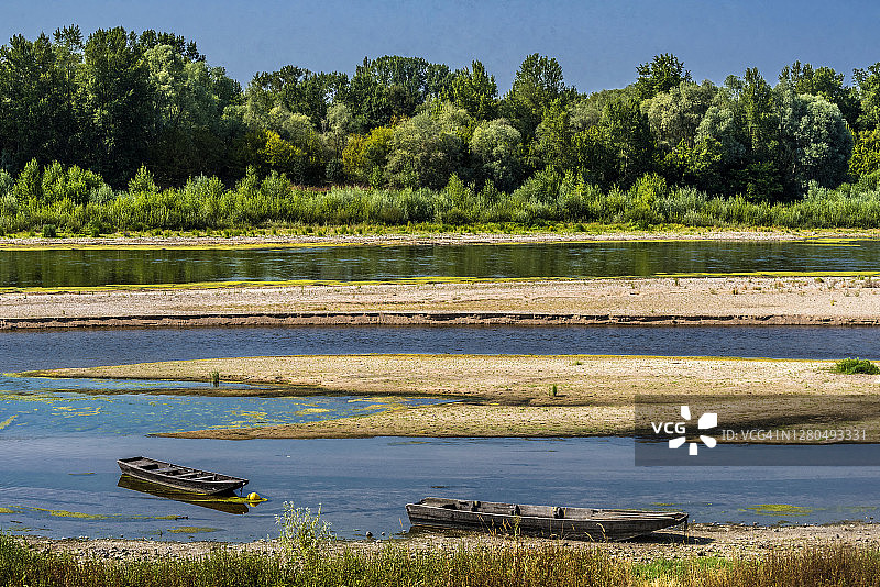法国，图雷讷，卢瓦尔河谷中心大区，卢瓦尔-谢尔省，肖蒙-卢瓦尔的卢瓦尔河上的船只和沙洲图片素材