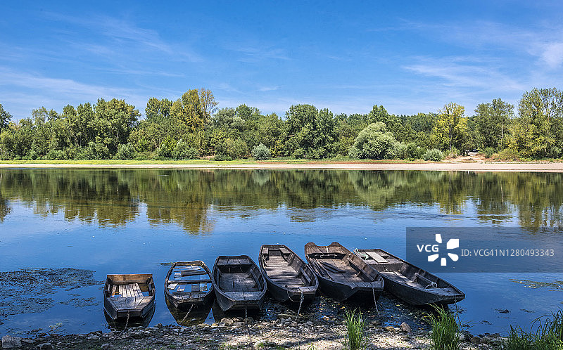 法国卢瓦尔河谷，坎德圣马丁村卢瓦尔河船只图片素材