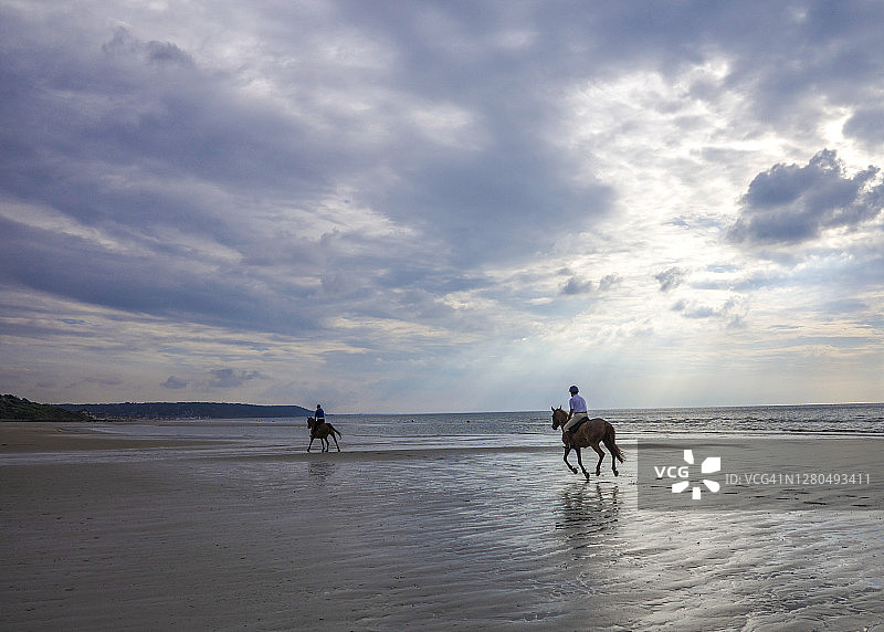 法国诺曼底海滩上的两名骑手图片素材