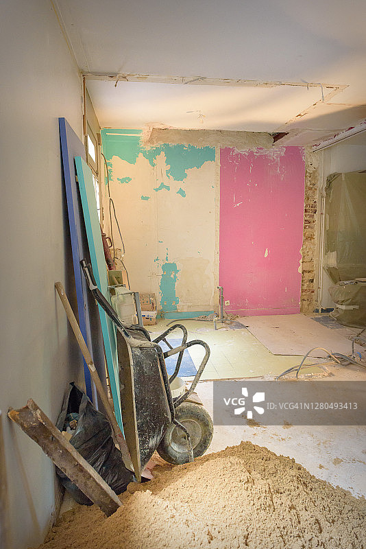 法国老式独立住宅的翻新工程图片素材