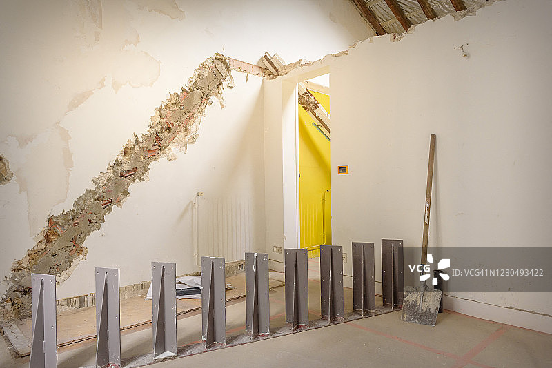 法国老式独立住宅的翻新工程图片素材