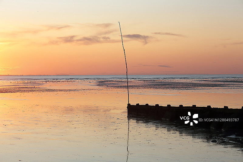 法国布尔涅夫湾，雷茨地区莱穆捷，44省，低潮时分的日落图片素材